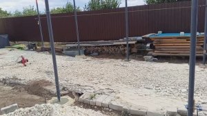 Забетонировал столбы по ниточке для навеса . Замедленная съёмка .