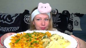 Мукбанг вторяки Яна в образе ест Хинкали магазинские, капуста тушеная. Еда вкуснота.