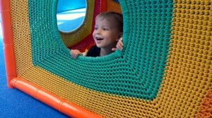 Маленькая Вера - Дядя Фёдор и Медведь ищут Синий Трактор в парке развлечений Тейкабу(8K