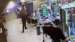 В Сочи вооружённый разбойник напал на супермаркет

В одном из сетевых супермаркетов пьяный посетител