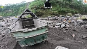 Строительство, экскаватор копает песок