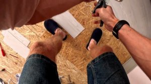 Клеим ПВХ плитку на ОСБ 🏠 Ремонт второго этажа(Мы купили дом в Португалии)