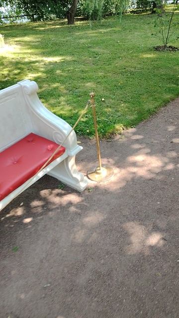 Колонисткий парк. Ольгин Остров. Садовая мраморная скамья.