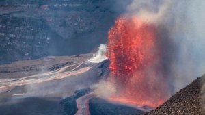 Фонтан из раскаленной лавы выбросил один из самых активных вулканов на планете