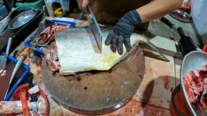 Профессиональная разделка морской рыбы на азиатском рынке.