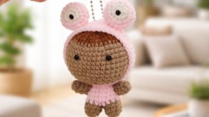 Кукла брелок вязаная крючком