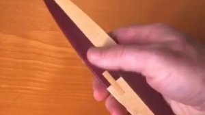 Woodwork Rattleback предпочитает вращаться против часовой стрелки