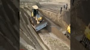 Бульдозер потерял управление погрузившись в воду и беспомощно ждал коллегу в помощь💪