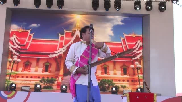 Супер гитарист от бога виртуоз зажигает на гитаре