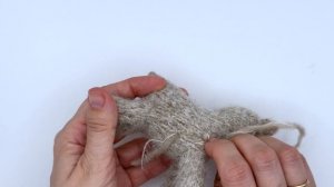 Зашиваем отверстия между петлями.