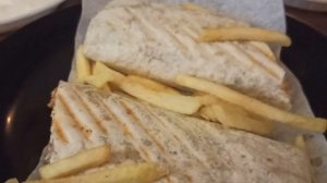 Забежали перекусит!Шаверма и хумус!