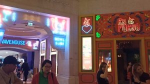 Накупались,идём ловить такси!