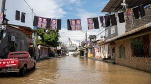 В Эквадоре реки вышли из берегов: разрушены мосты и дороги