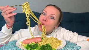 Мукбанг вреднятина от Яны лапша доширак , сосиска с горчицкой, брокколи. Еда вкуснота!