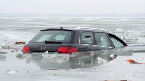 Следуй за пузырьками: как спастись из тонущей в воде машины
