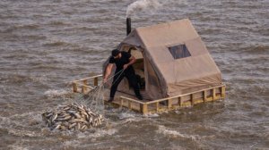 Я построил плавающее укрытие и ловлю много рыбы. Рыбалка с Рампи.