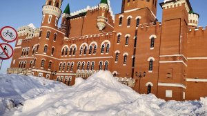 Сугробы трёх метровые в городе