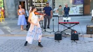 Очень красивое выступление девушки скрипачки на улице.