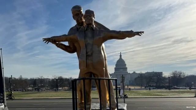 В Вашингтоне неизвестные художники установили памятник Трампу и Эпштейну в стиле «Титаника»