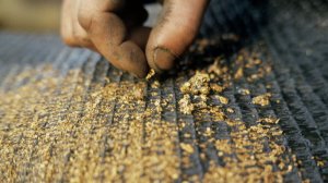 По тихому мою Золото в реке минишлюзом!