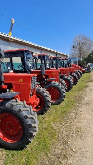 Большая стоянка Тракторов Беларус