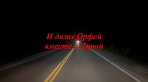 Седой одинокий мужчина стоит перед входом в кафе - ЕЛЕНА КАРПУК
