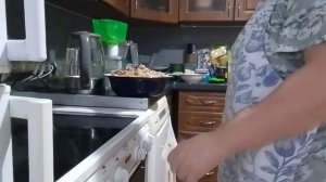 Пожарила чебуреки и поела.