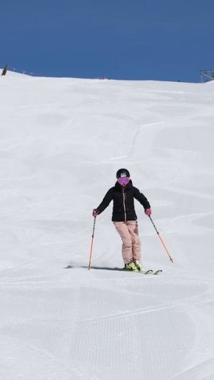 Зачем девушка вдруг начала приседать?