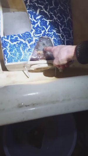 - 40 Унитаз обледенел и лопнул - 40 The toilet froze and burst.