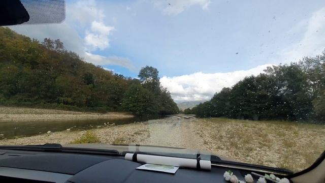 Езда в горах по реке в районе Геленджика