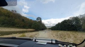 Езда в горах по реке в районе Геленджика