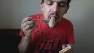 ОБЖОР СОСИСКИ С ЗЕЛЕНЫМ ГОРОШКОМ И ПОМИДОРОМ