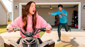 УГНАЛА КВАДРОЦИКЛ ИЗ ДОМА ХОЛИ БАМА И ЭТО БЫЛО ОШИБКОЙ!😱КВИНКА ИГРАЕТ В ПОБЕГ ОТ БЛОГЕРА!