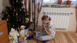 Воспоминание 2021г. Анюта до понедельника дома. Нашла подарок под ёлкой???