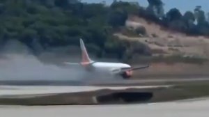 Самолет жестко приземлился и выкатился за пределы полосы в аэропорту Пхукета