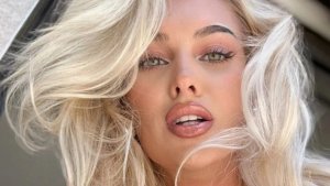 Горячие девушки в бикини 18+