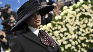 Стрелявшую в дом Рианны женщину обвинили в покушении на убийство