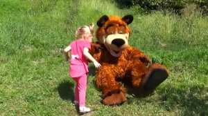 Настя и Мишка в погоне за бабочками жучками и насекомыми [get.gt]