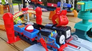 Паровозики Томас и его друзья, учаться проезжать через мосты и под мостами. #дети #видеодлядетей