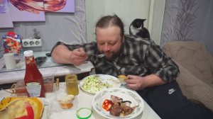 Хорош толстеть Пора за работу ВКАЛЫВАЕМ ДОМА Труженикам некогда даже отдохнуть ПОДВАЛ ИЛЬИЧА деревня