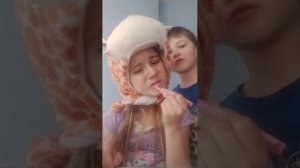 показывай свою косметичку и разговариваю с подписчиками