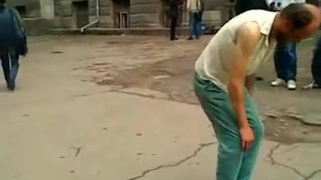 Бомж уличный денсер. Бомж танцует.