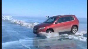 Эпичный прыжок авто на Байкале: водитель с разгона пролетел по треснувшему льду.
