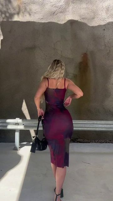 Эта девушка прекрасно выглядит в этом платье.