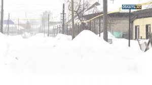 Курганцы на улице Пестеля тонут в сугробах