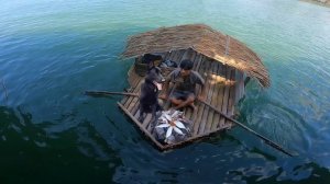 Выживание на плоту из мусора Вызов на необитаемом острове модернизация плота, рыбалка и костер