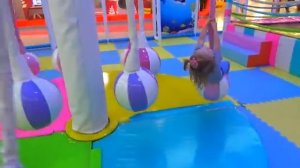 Настя на Детской игровой площадке в Краснодаре [get.gt]