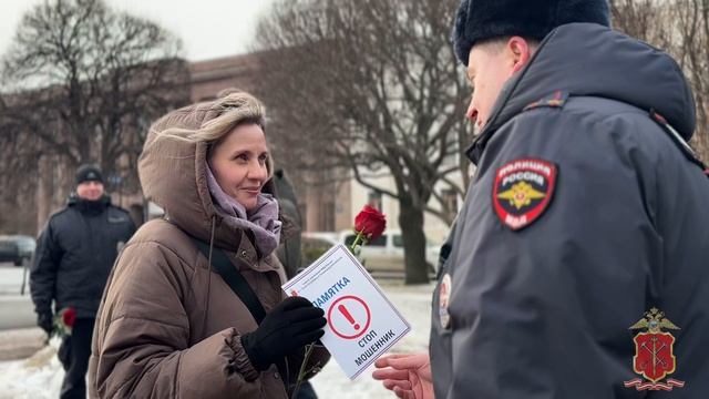 В Петербурге полицейские провели поздравительные акции посвященные Международному женскому дню
