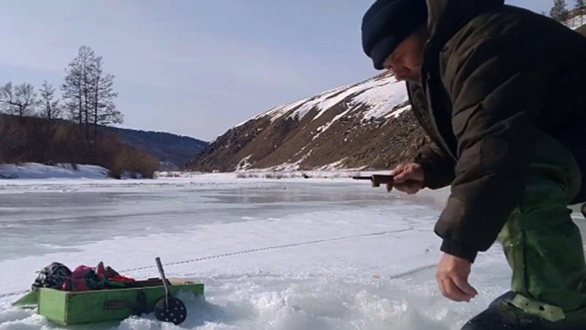 Отец на зимней рыбалке в Забайкальском крае в марте 2026 года. Река Ульдурга.