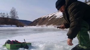 Отец на зимней рыбалке в Забайкальском крае в марте 2026 года. Река Ульдурга.